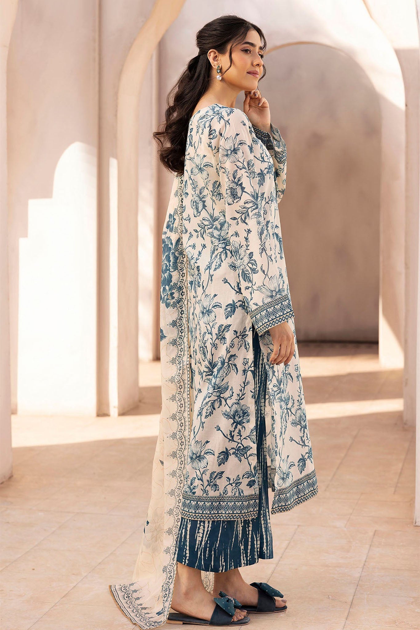 Rang By Motifz Unstitched 3 Piece Printed Lawn 2 Collection'2025-5518-GEMMA
