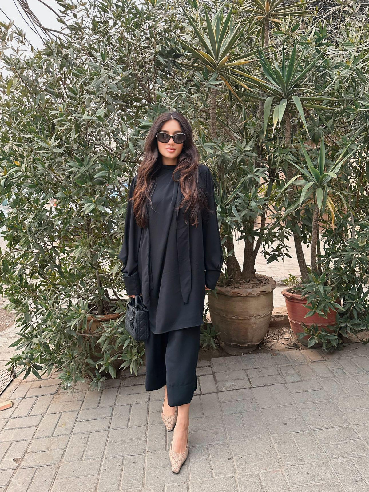Manahils Stitched Knot Set Black