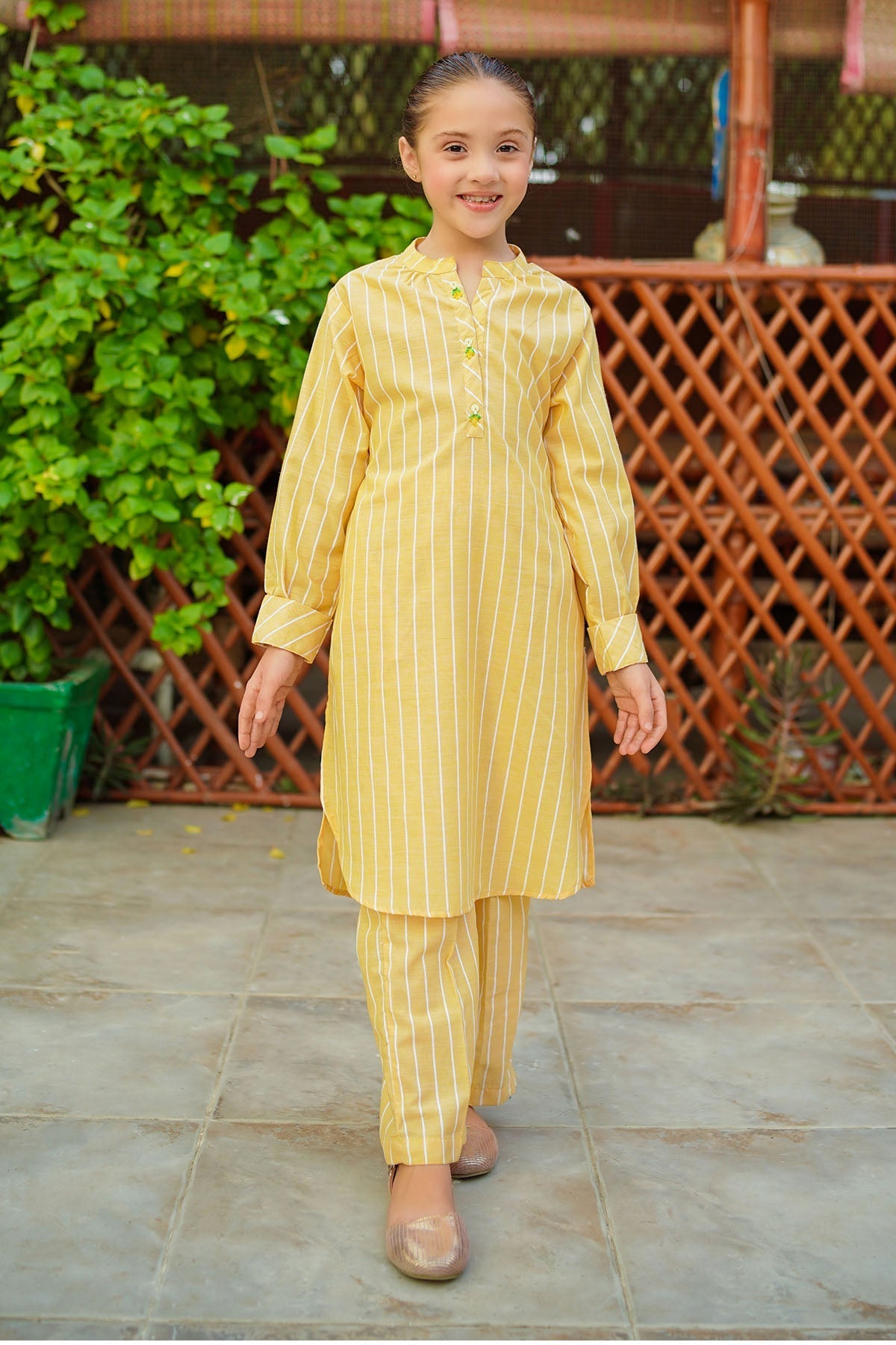 Elevate your style with this stylish chambray cotton 2-pc suit, perfect for any occasion. Its blend of comfort and elegance makes it a must-have!