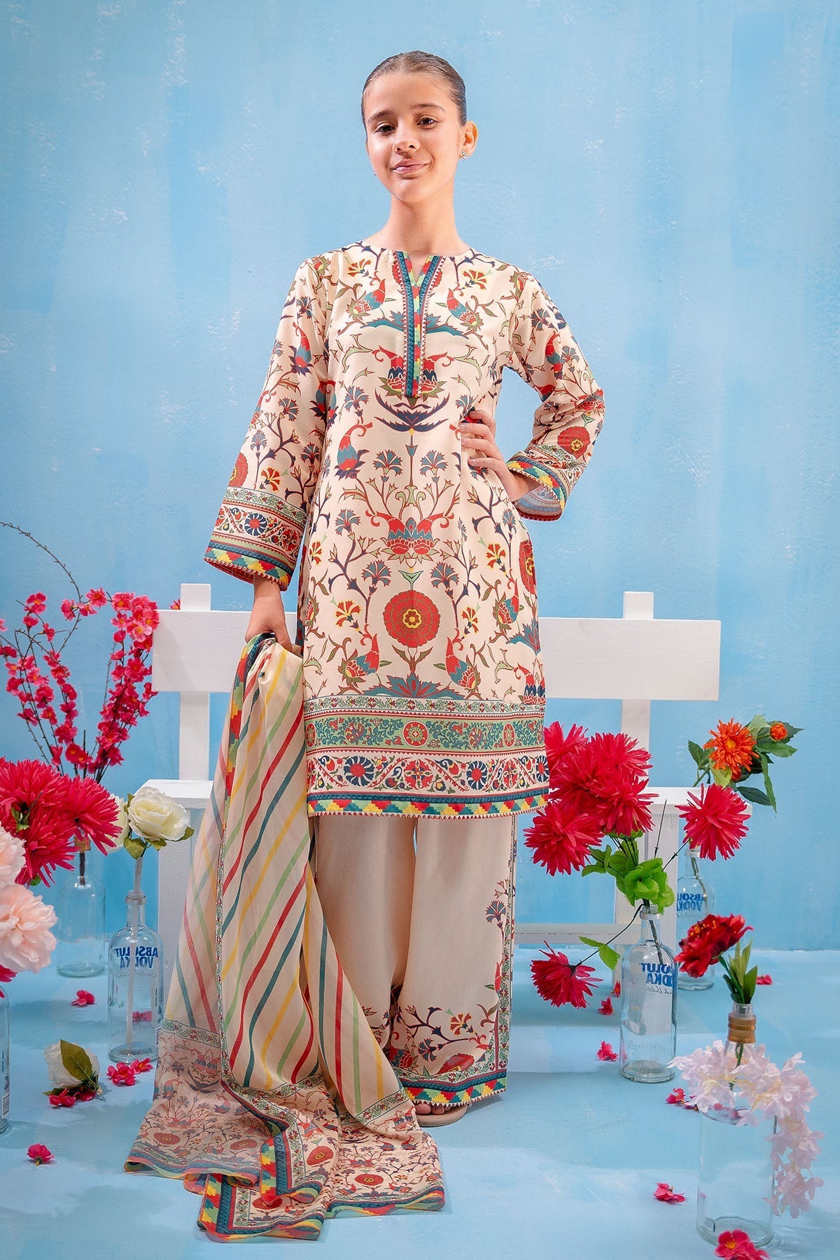 Beautiful lawn digital printed suits for girls in Pakistan â?? lightweight, breathable & stylish.